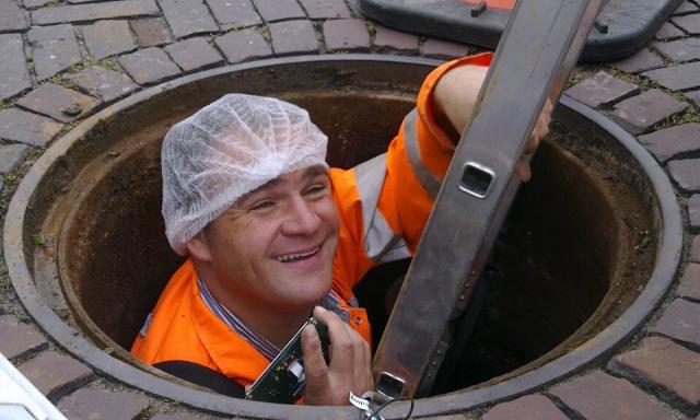 Rob van den Heuvel doet een meting in een waterput.