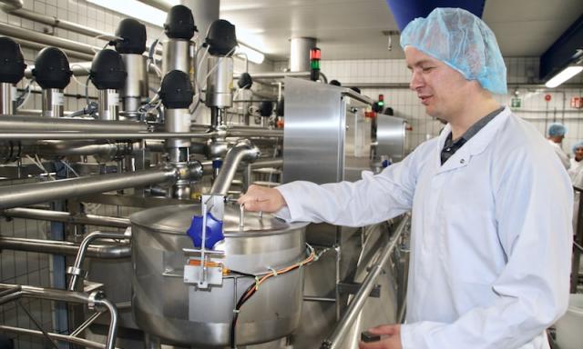 Hijs van IMD voert test uit bij een bedrijf in de zuivelindustrie.
