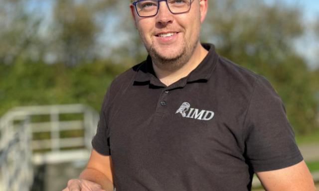 Collega Jesse voert meting uit.