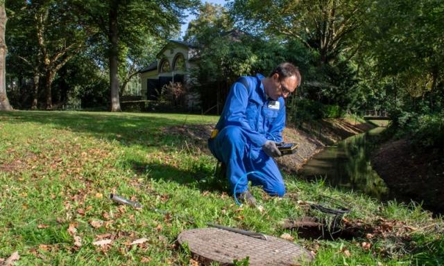 Medewerker IMD voert meting uit voor Gemeente Apeldoorn.