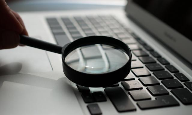 Vergrootglas op een laptop.