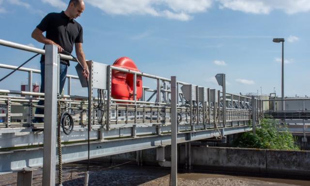 Ronald Stapel voert meting uit bij Waterschap.